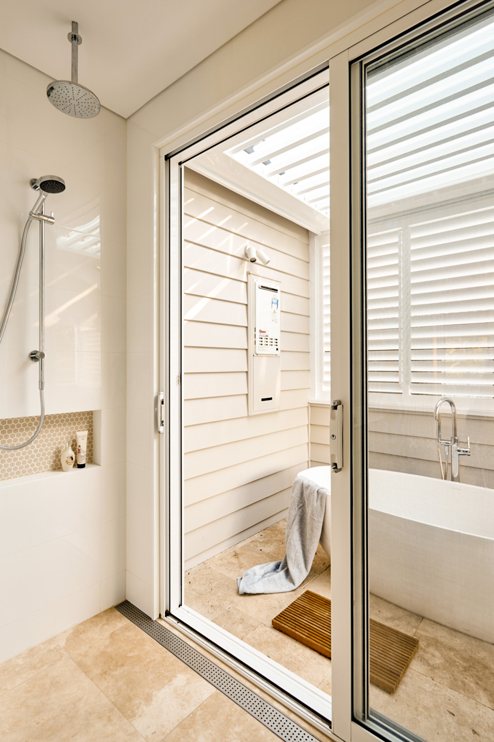 Drummoyne architect – D&N House indoor outdoor bathroom