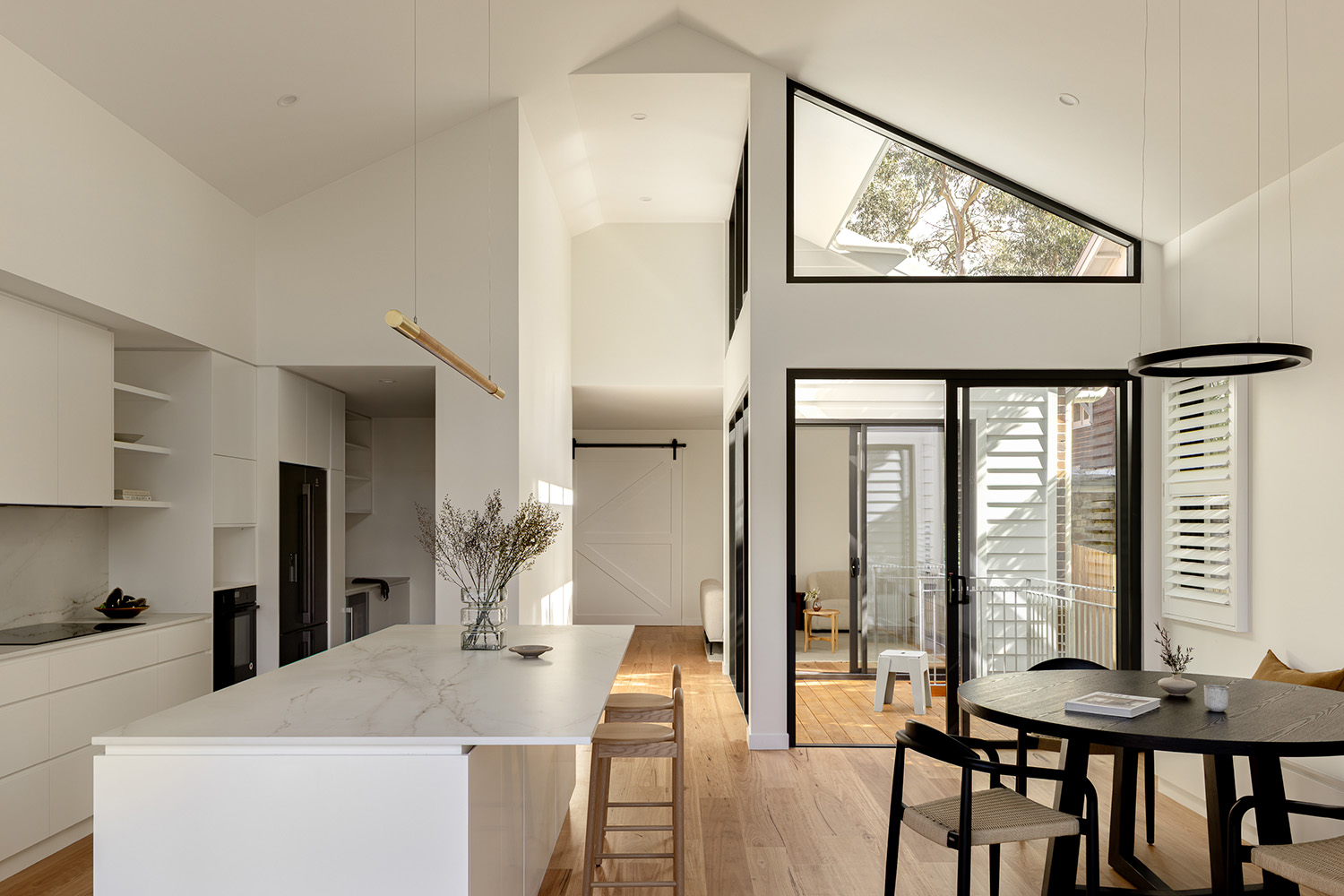 M&D House California bungalow renovation by Archisoul – Kitchen and light well.