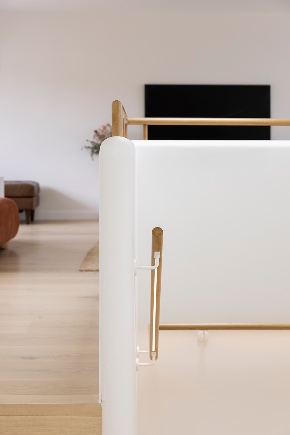 J&M Mid-Century Modern House – Underlit Hand Rail